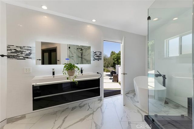 23051 Burbank Boulevard, Woodland Hills, CA 91367