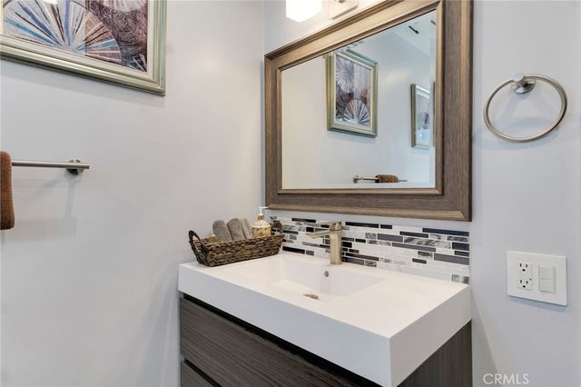 23051 Burbank Boulevard, Woodland Hills, CA 91367