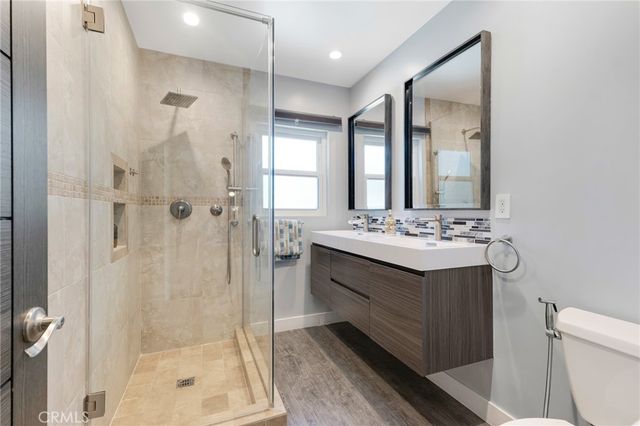 23051 Burbank Boulevard, Woodland Hills, CA 91367