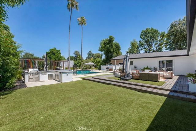 23051 Burbank Boulevard, Woodland Hills, CA 91367