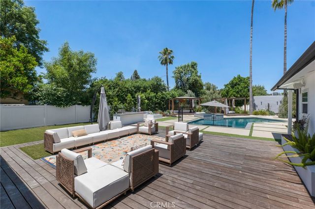 23051 Burbank Boulevard, Woodland Hills, CA 91367