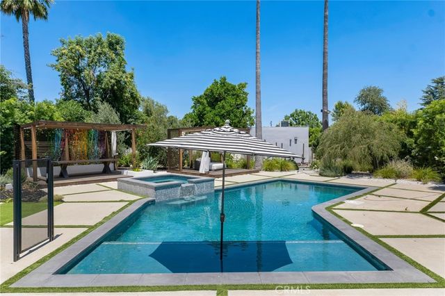 23051 Burbank Boulevard, Woodland Hills, CA 91367