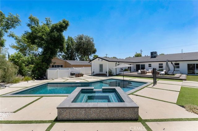 23051 Burbank Boulevard, Woodland Hills, CA 91367