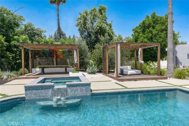 23051 Burbank Boulevard, Woodland Hills, CA 91367