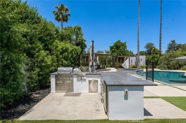 23051 Burbank Boulevard, Woodland Hills, CA 91367