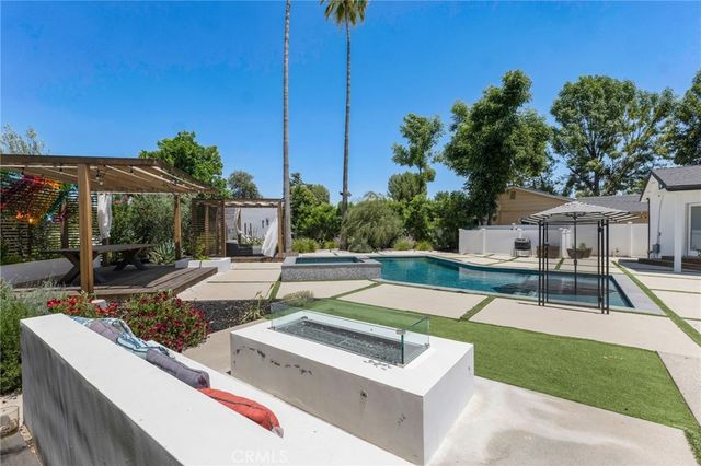23051 Burbank Boulevard, Woodland Hills, CA 91367
