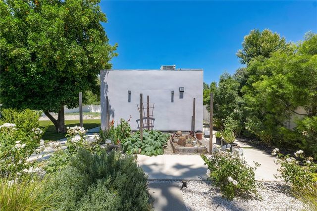 23051 Burbank Boulevard, Woodland Hills, CA 91367