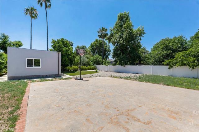 23051 Burbank Boulevard, Woodland Hills, CA 91367