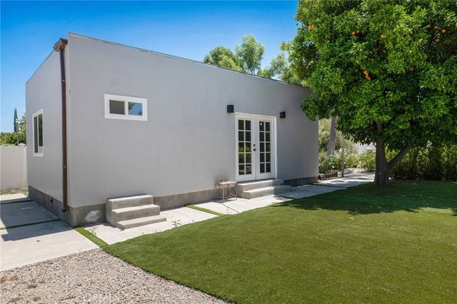 23051 Burbank Boulevard, Woodland Hills, CA 91367