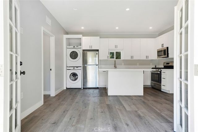 23051 Burbank Boulevard, Woodland Hills, CA 91367