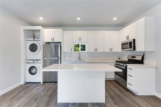 23051 Burbank Boulevard, Woodland Hills, CA 91367