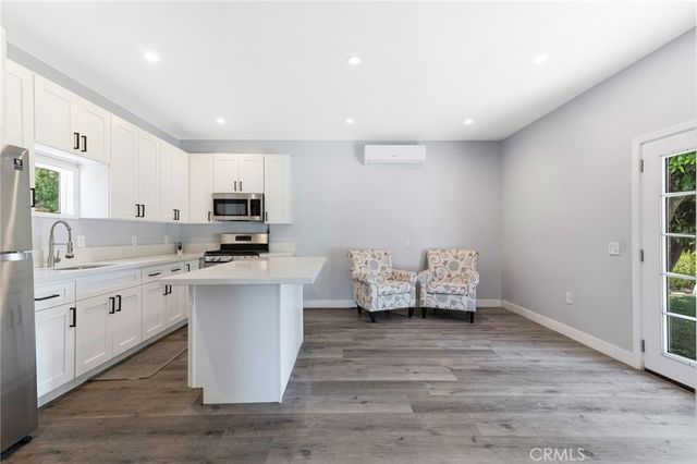 23051 Burbank Boulevard, Woodland Hills, CA 91367
