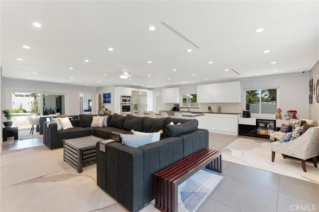 23051 Burbank Boulevard, Woodland Hills, CA 91367