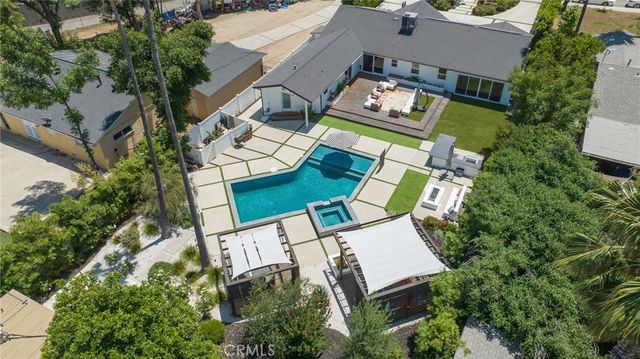 23051 Burbank Boulevard, Woodland Hills, CA 91367