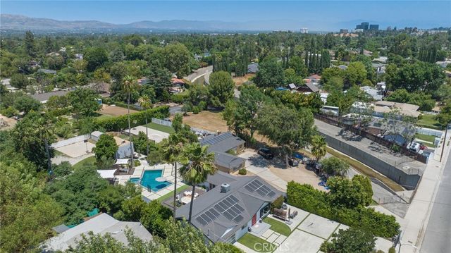 23051 Burbank Boulevard, Woodland Hills, CA 91367