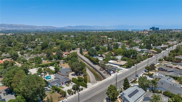 23051 Burbank Boulevard, Woodland Hills, CA 91367