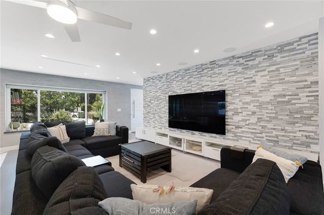 23051 Burbank Boulevard, Woodland Hills, CA 91367