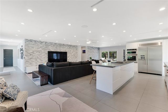 23051 Burbank Boulevard, Woodland Hills, CA 91367