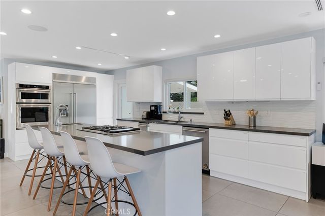23051 Burbank Boulevard, Woodland Hills, CA 91367