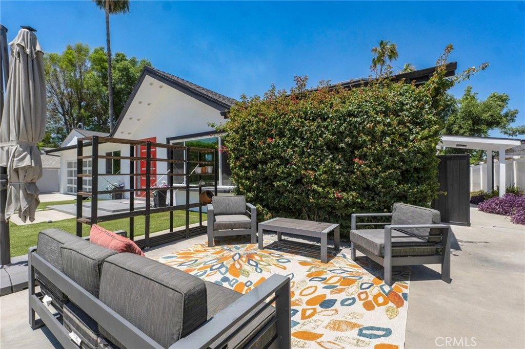 23051 Burbank Boulevard, Woodland Hills, CA 91367