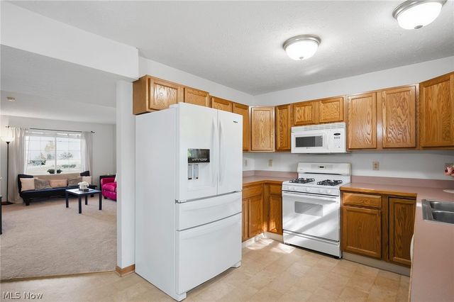 1138 Oxford Circle, Akron, OH 44312