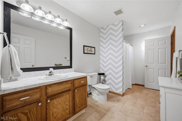 1138 Oxford Circle, Akron, OH 44312