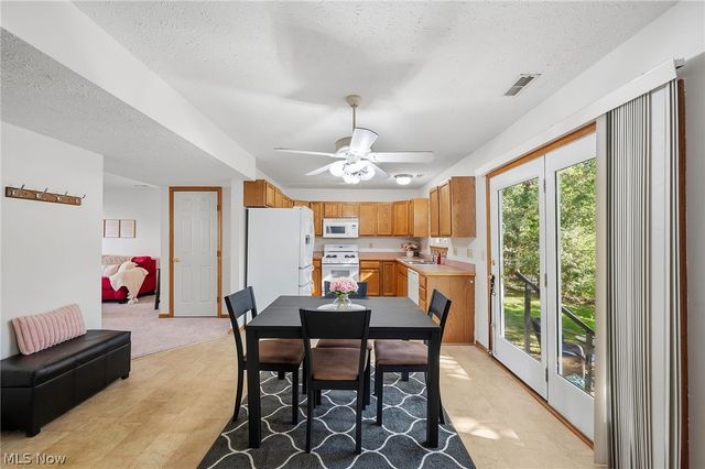 1138 Oxford Circle, Akron, OH 44312