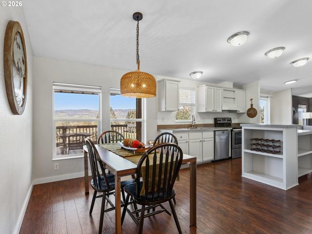 21155 Ne SUNNYCREST Rd, Newberg, OR 97132