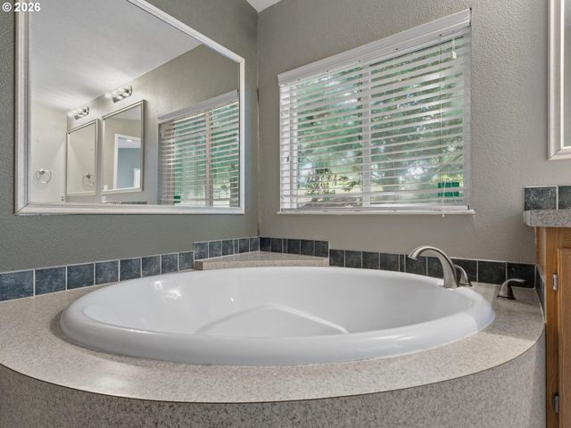 21155 Ne SUNNYCREST Rd, Newberg, OR 97132
