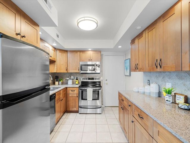 17400 GULF BOULEVARD J7, St Petersburg, FL 33708