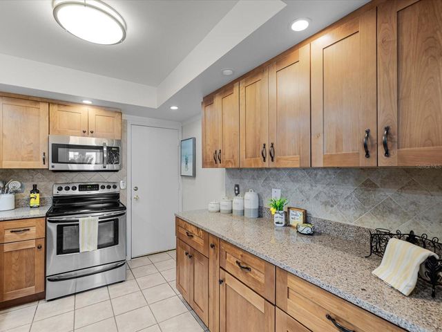 17400 GULF BOULEVARD J7, St Petersburg, FL 33708