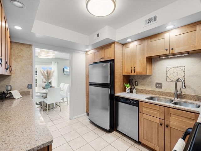 17400 GULF BOULEVARD J7, St Petersburg, FL 33708