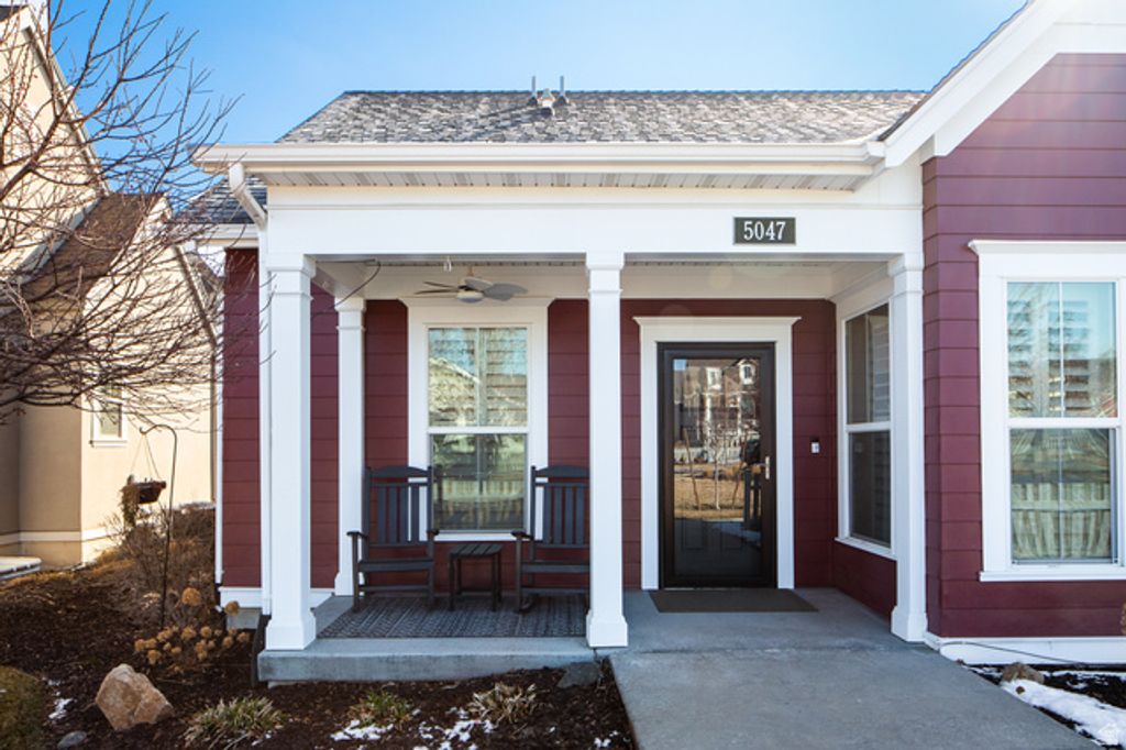 Image 4 of property listing at 5047 W BLACK TWIG DR, South Jordan, UT 84009