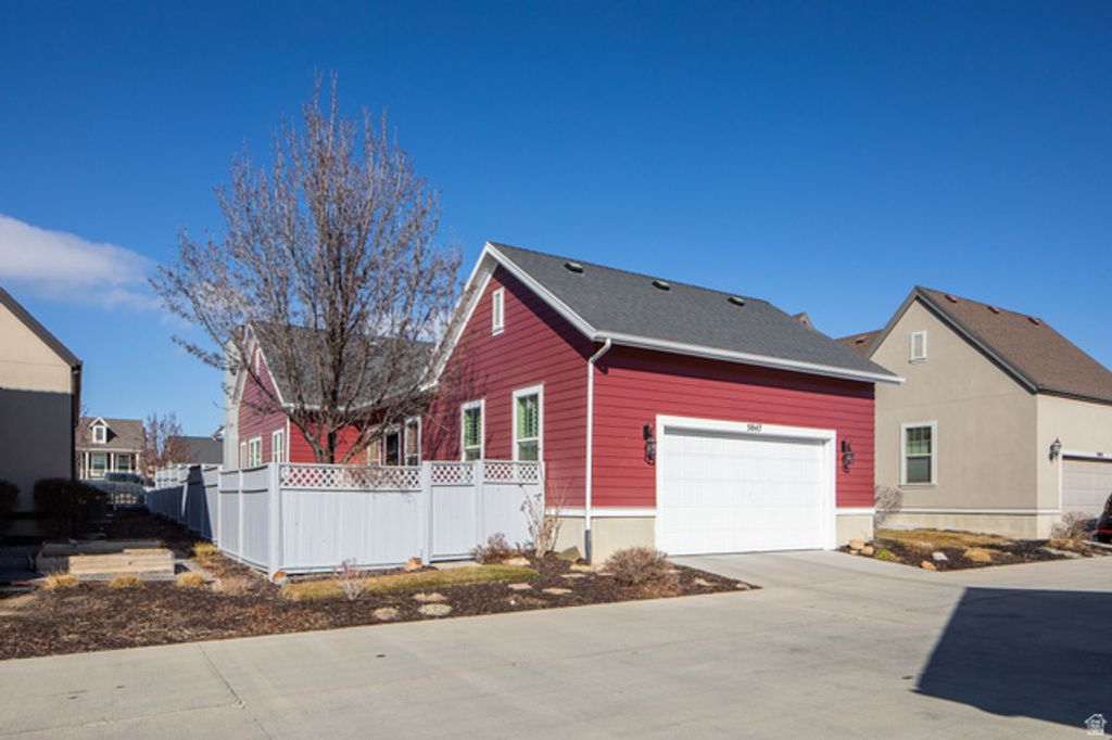 Image 35 of property listing at 5047 W BLACK TWIG DR, South Jordan, UT 84009