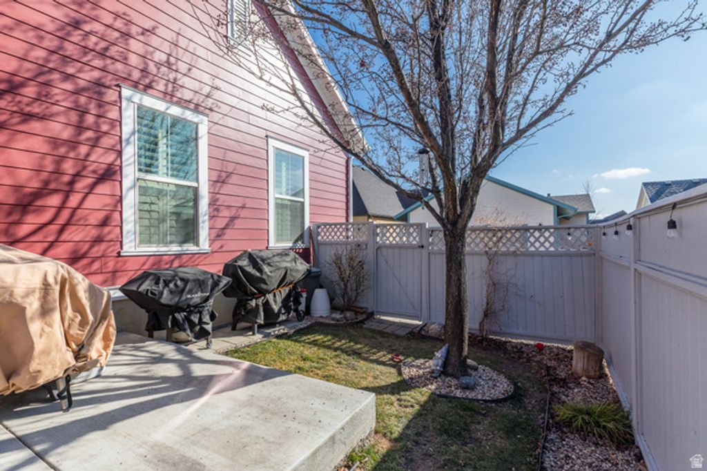 Image 38 of property listing at 5047 W BLACK TWIG DR, South Jordan, UT 84009