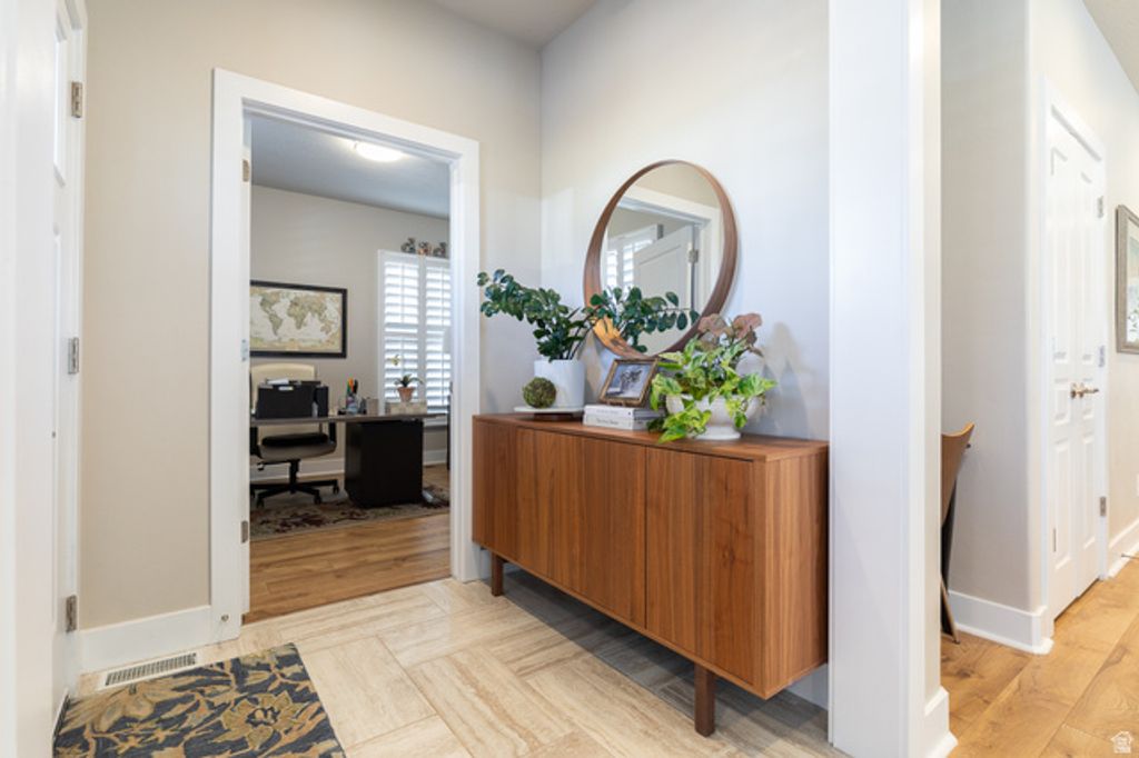 Image 5 of property listing at 5047 W BLACK TWIG DR, South Jordan, UT 84009