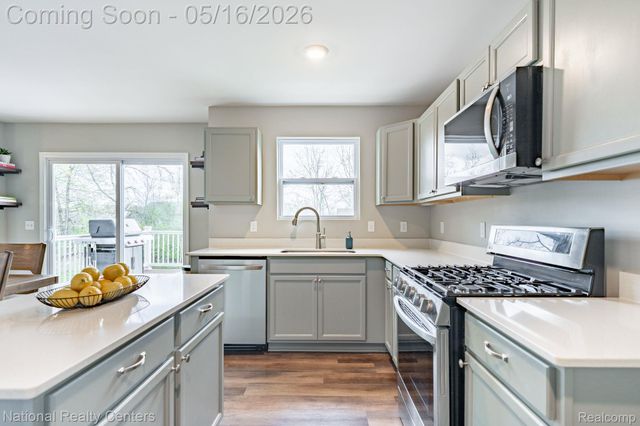 257 Sandhill Court, White Lake Charter Township, MI 48386