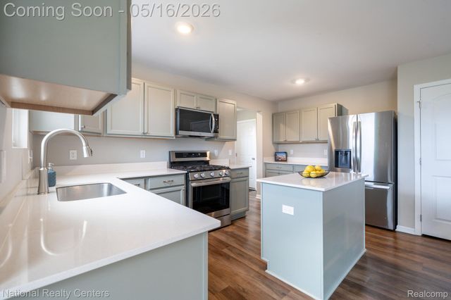 257 Sandhill Court, White Lake Charter Township, MI 48386