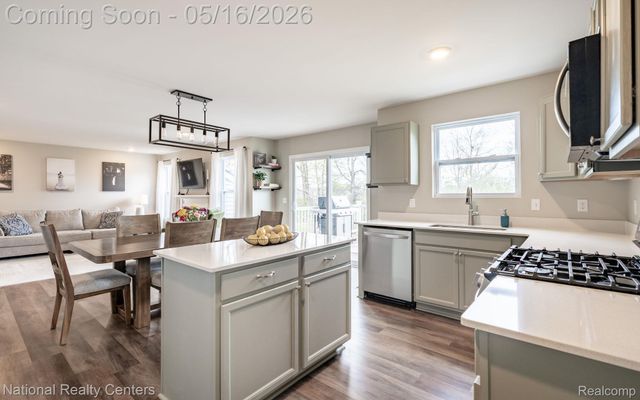 257 Sandhill Court, White Lake Charter Township, MI 48386