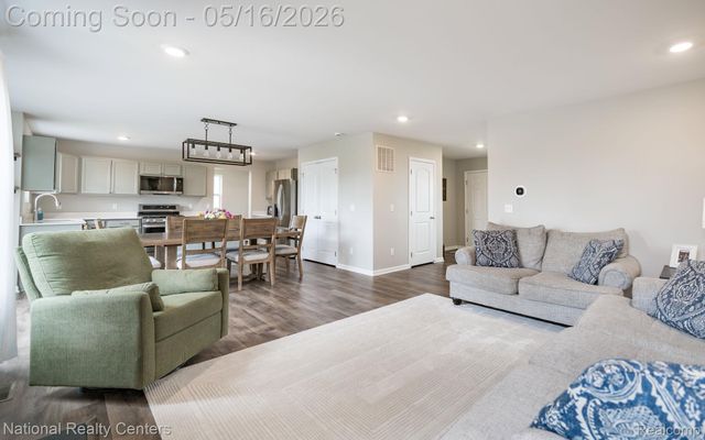 257 Sandhill Court, White Lake Charter Township, MI 48386