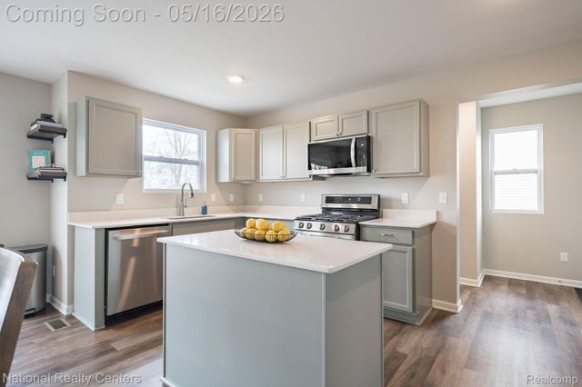 257 Sandhill Court, White Lake Charter Township, MI 48386