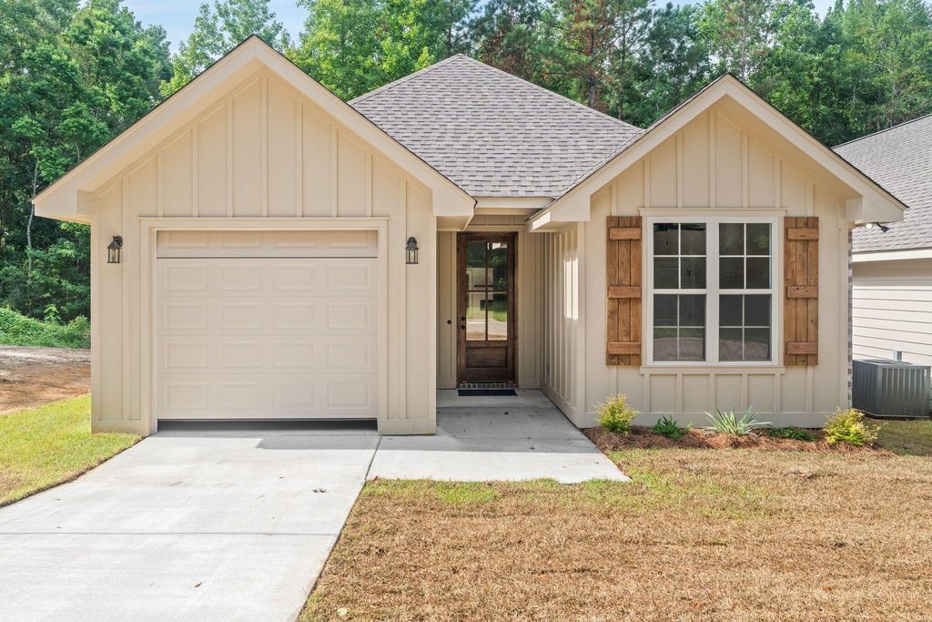 84 Riviera Dr., Hattiesburg, MS 39402