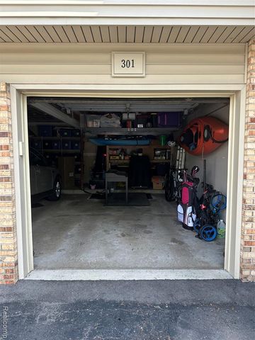 3855 Lone Pine Road 301, West Bloomfield, MI 48323