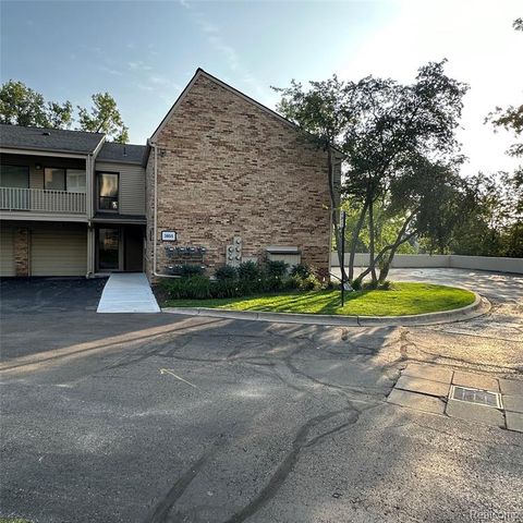 3855 Lone Pine Road 301, West Bloomfield, MI 48323