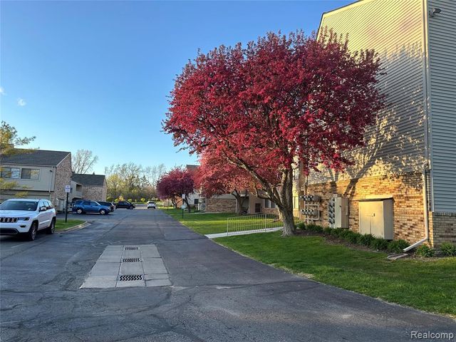 3855 Lone Pine Road 301, West Bloomfield, MI 48323