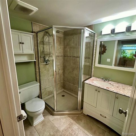 3855 Lone Pine Road 301, West Bloomfield, MI 48323