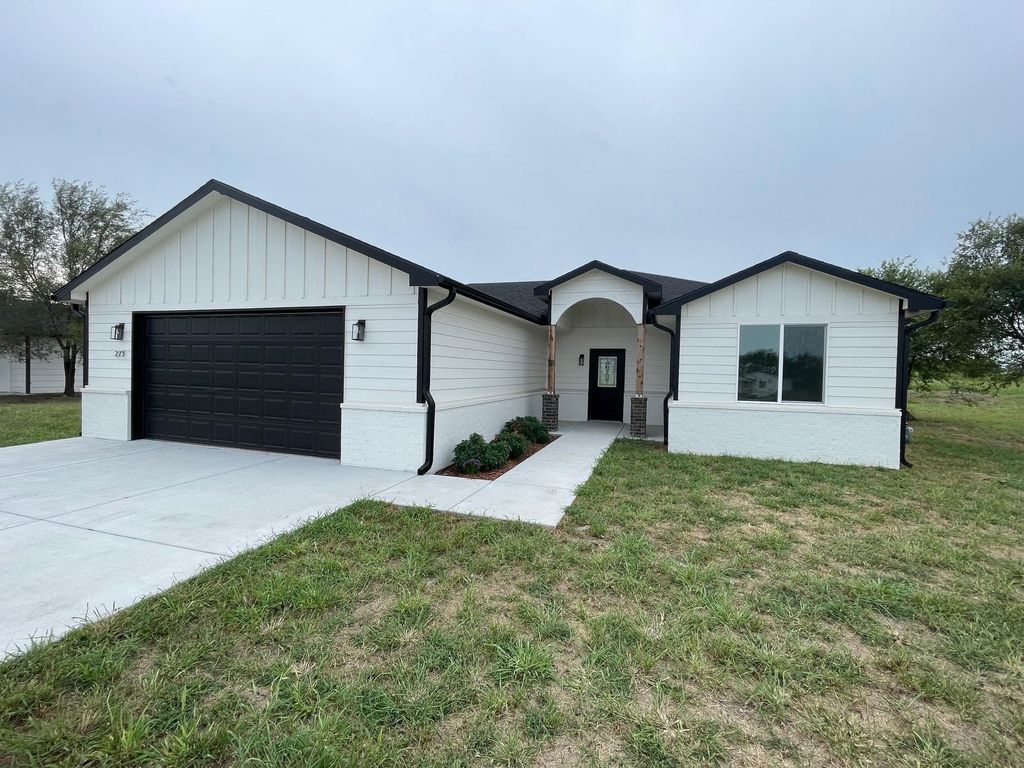273 S Sycamore Dr, Valley Center, KS 67147