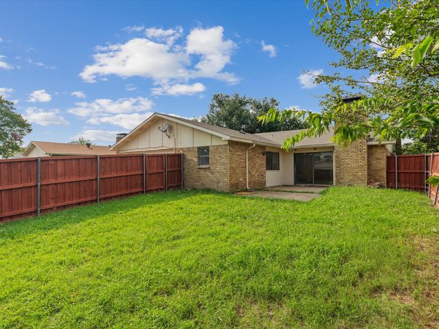 1926 Rambling Ridge Lane, Carrollton, TX 75007