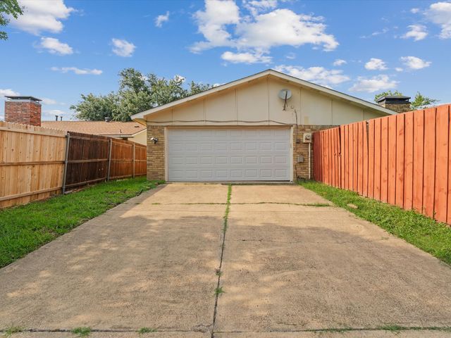 1926 Rambling Ridge Lane, Carrollton, TX 75007