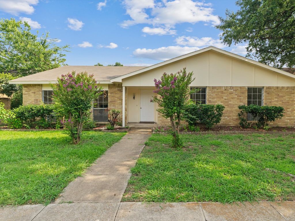 1926 Rambling Ridge Lane, Carrollton, TX 75007